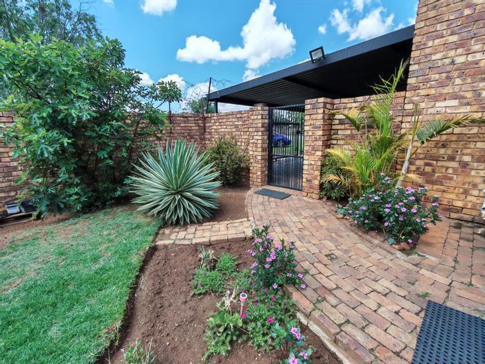 For Sale: House in Groenkol with 3 bedrooms, 2 garages, and secure yard.