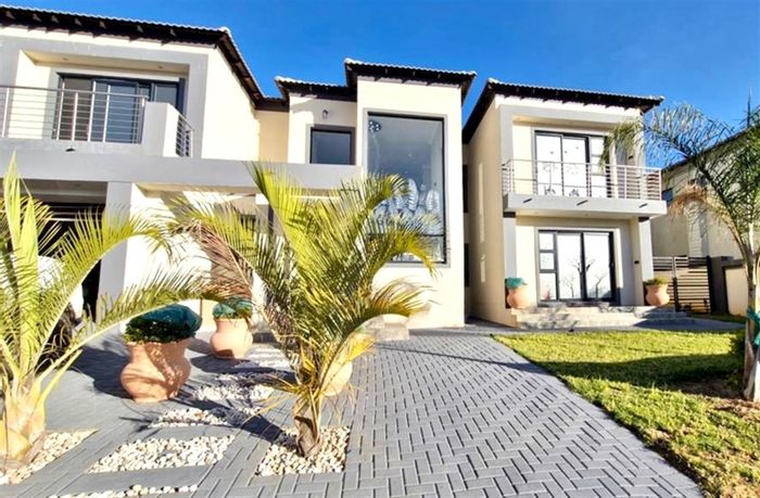 For Sale: House in Xanadu with 4 en-suite bedrooms, pool, and solar system.