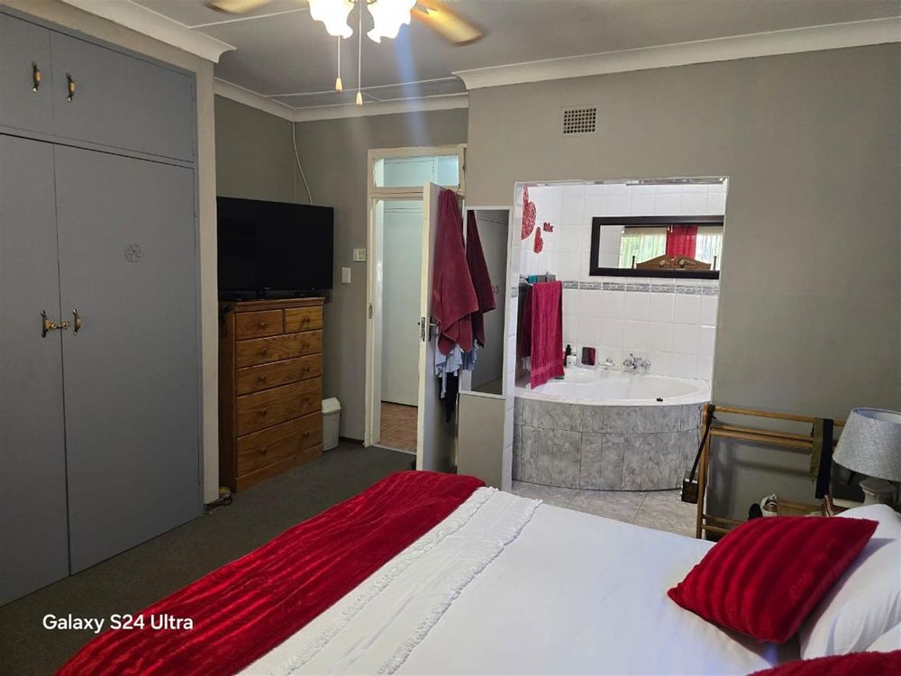 Main bedroom with en-suite