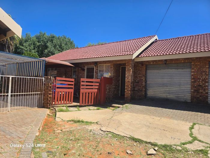 For Sale: Townhouse in South Ridge with 2 bedrooms, garage, and garden potential.