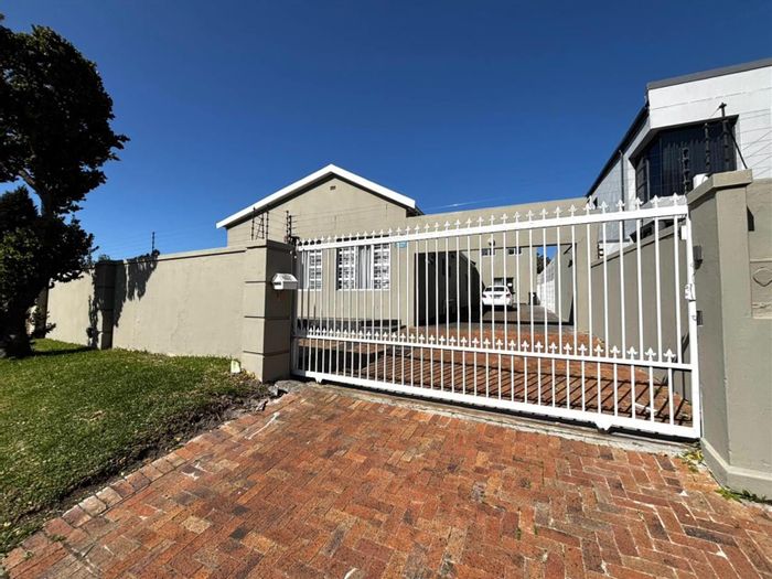 Rondebosch East House For Sale: 5 bedrooms, spacious garden, entertainment area, rental potential.