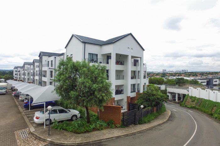 For Sale: 3-Bedroom Apartment in Greenstone Hill with Pool, Security, and Balcony.