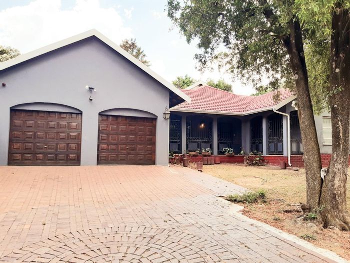 Spacious 5-bedroom house in Kelvin with parking, pet-friendly, and room to personalize. For Sale.