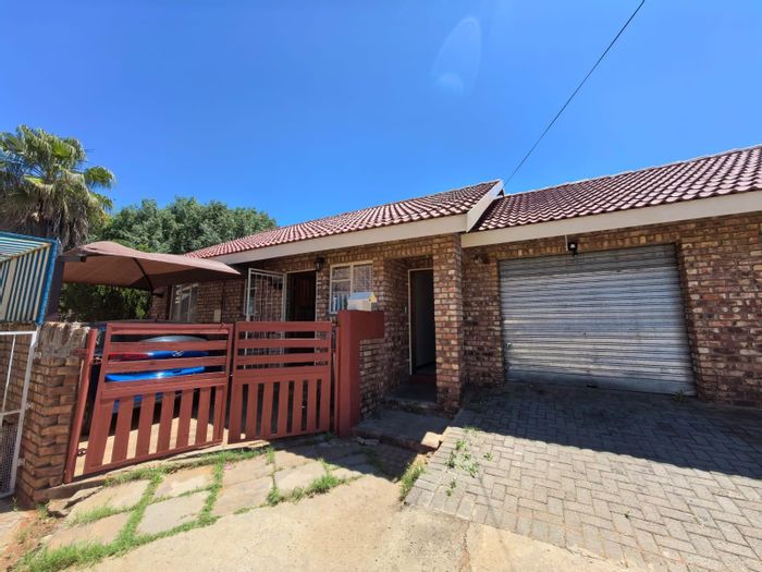 South Ridge House For Sale: 2 bedrooms, spacious garden, single garage, secure community.