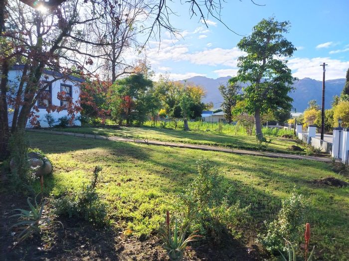 For Sale: Spacious 5-bedroom house in Porterville Central with large erf and garage.