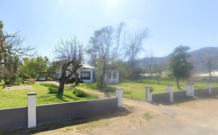 For Sale: Spacious 5-bedroom house in Porterville Central with large erf and garage.