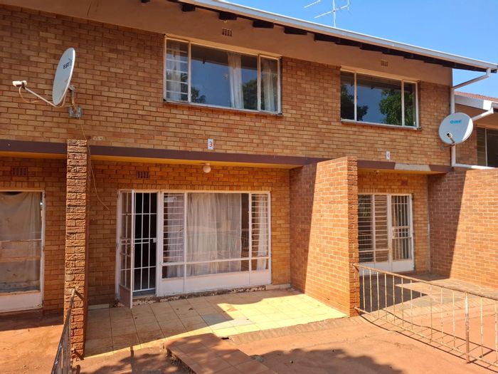 Windsor Apartment For Sale: 2-bedroom duplex with garden, pool, and financing options.