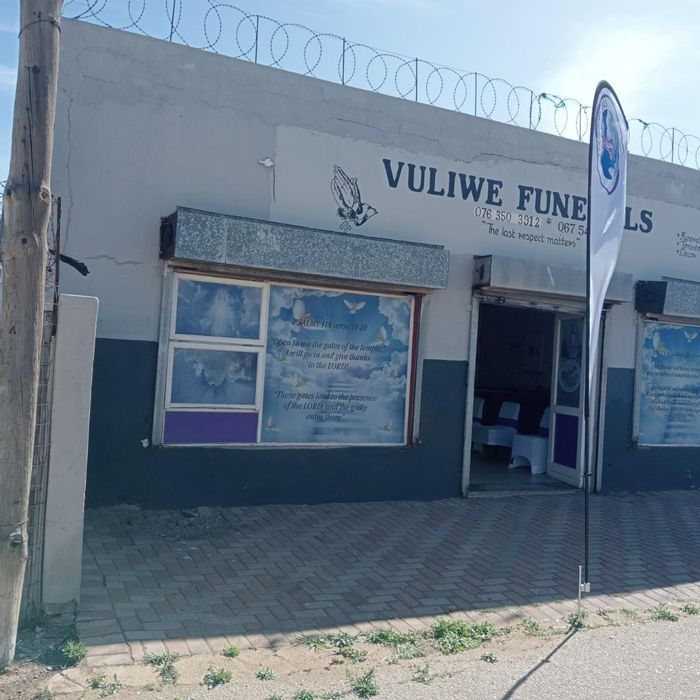 Commercial Property For Sale in Kwazakhele - Prime Location, Cold Room, Parking Available.