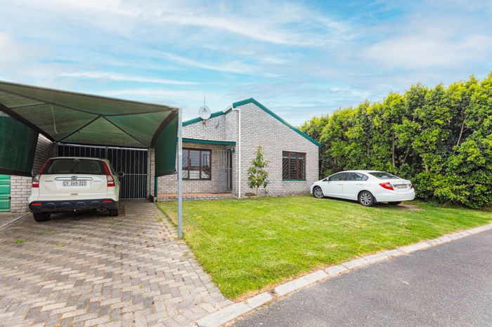 3 Bedroom House For Sale in Durmonte, gated complex, pet-friendly, communal playpark.