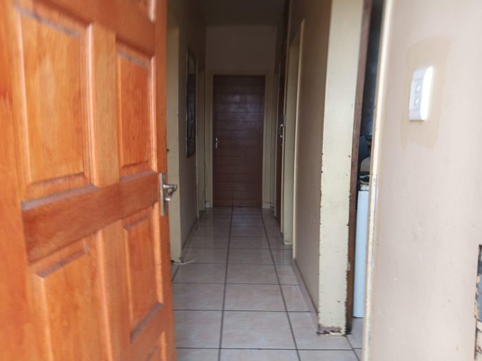 Sunnyside Apartment For Sale: 3 beds, 2 baths, ideal for investment or family living.