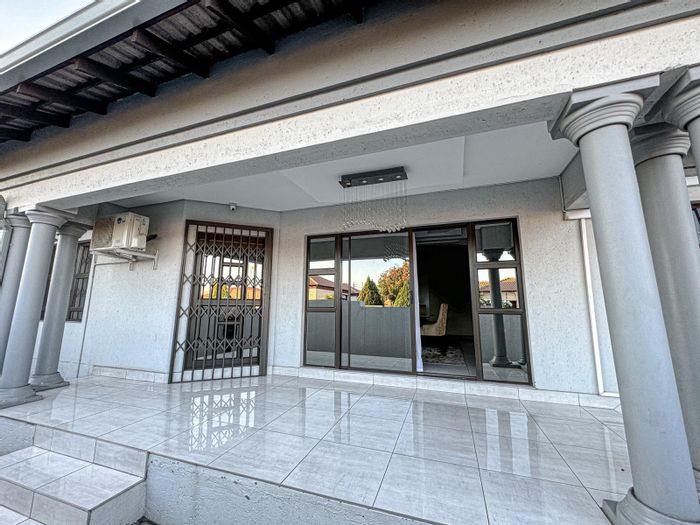 For Sale: 4-bedroom house in Aerorand with double garage, borehole, and air conditioning.