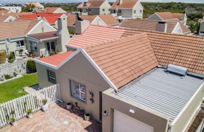 For Sale: House in Franskraal with 2 beds, garden, secure estate access.