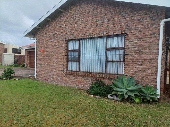 Spacious 3-bedroom house in Stilbaai Wes, close to amenities and schools.
