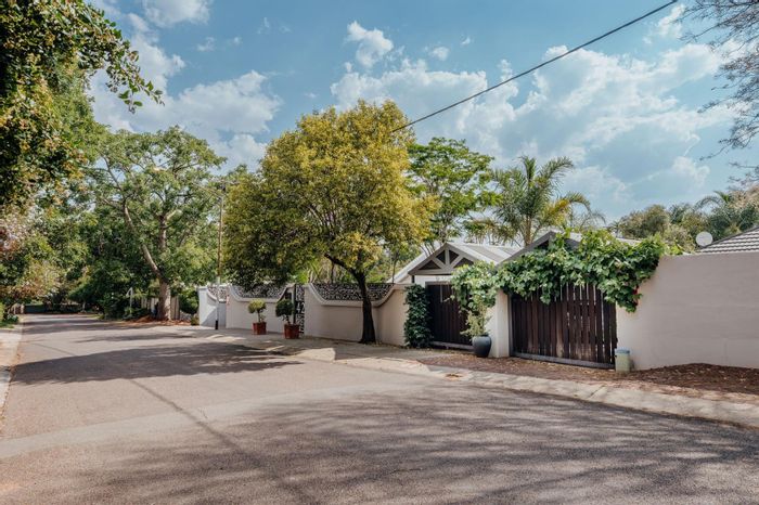 Rietondale House For Sale: Spacious 5-bedroom home with cottage, garage, and park access.