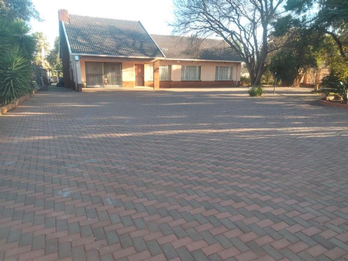 Doringkloof House For Sale: 3 bedrooms, study, outdoor entertainment, business potential.