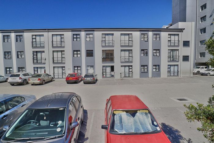 Maitland Apartment For Sale: 2 Bedrooms, secure parking, laundry service, 24-hour security.