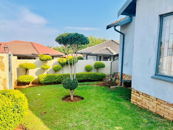 For Sale: House in Tlhabane West with 3 bedrooms, 2 bathrooms, spacious yard.