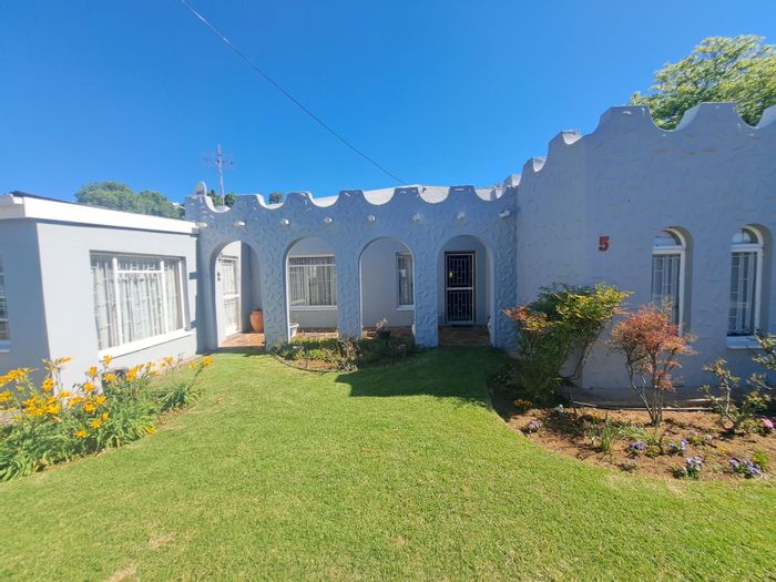 Colesberg Central House For Sale: 4 Bedrooms, spacious living, outdoor braai area.