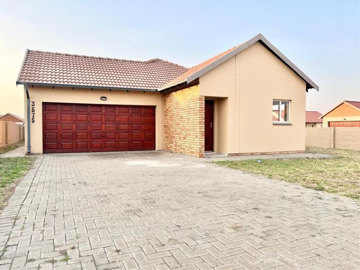House for Sale in Waterkloof AH: 3 Bedrooms, 2 Bathrooms, 2 Garages.