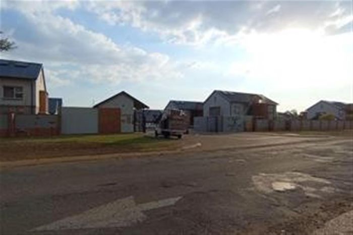 For Sale: House in Equestria with 3 beds, 3 baths, 24-hour security.