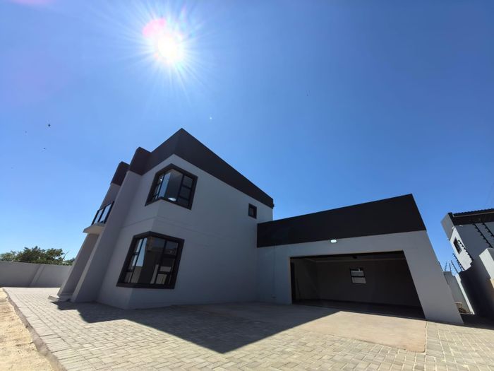 Minerva Gardens House For Sale: 5 bedrooms, 4.5 bathrooms, double garage, open-plan living.