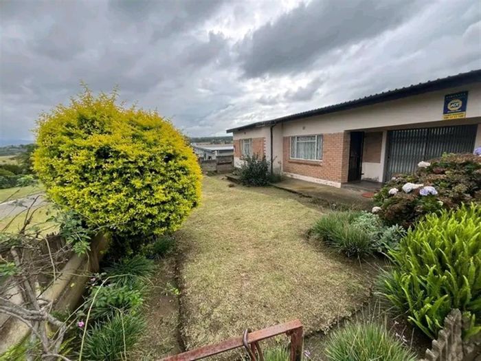 House for sale in Glencoe Central: 2 bedrooms, pet-friendly, secure walled property.