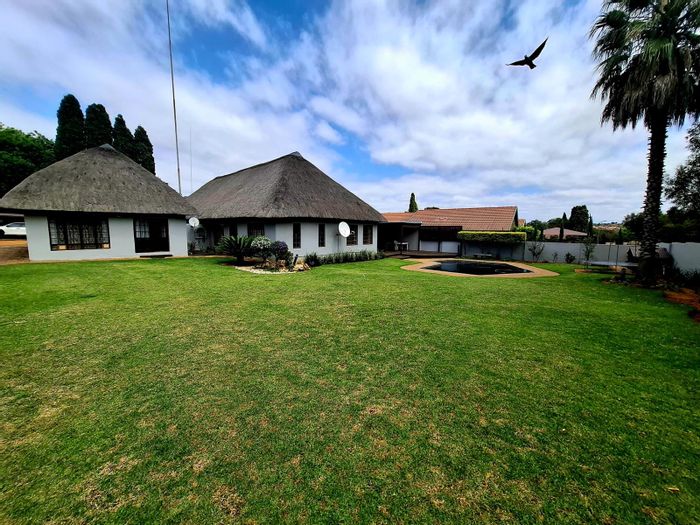 Aerorand House For Sale: Thatch-roof, pool, flatlet, triple garage, spacious garden.