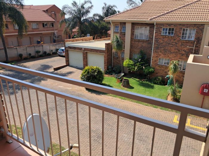 For Sale: Apartment in Montana Park with 3 bedrooms, 2 bathrooms, and secure parking.