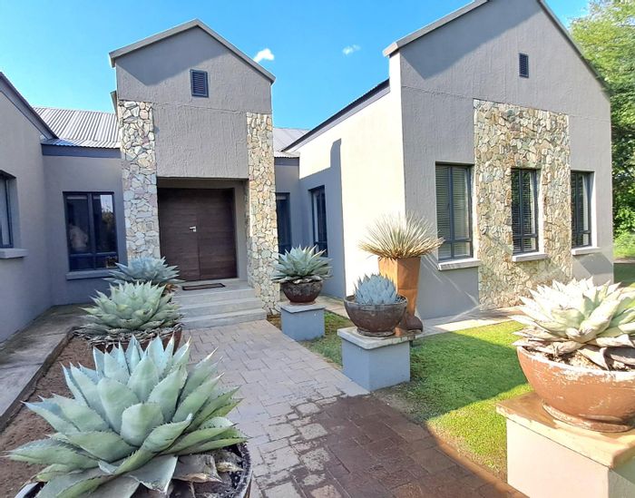 Parys Central House For Sale: 3 beds, braai areas, pool, nature reserve access.