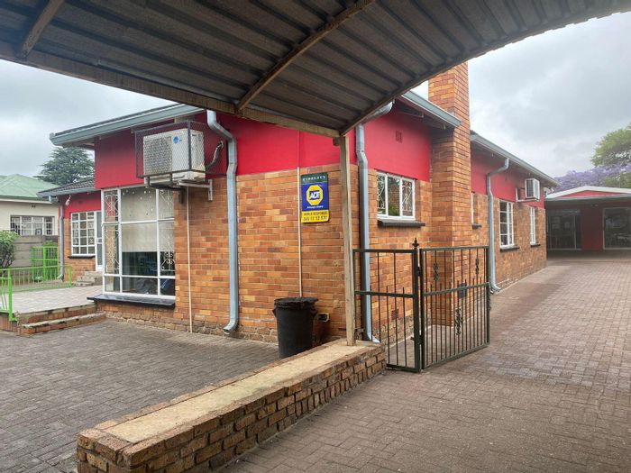 House for Sale in Witbank Ext 3: Multiple classrooms, library, tuckshop, borehole.