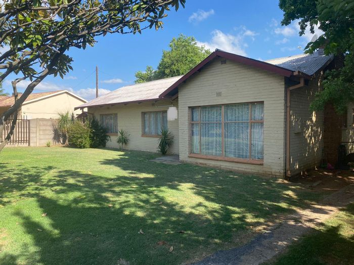 3-Bedroom House for Sale in Witbank Ext 8 with Flatlet and 3 Garages.