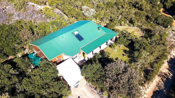 Coastal House for Sale in Gamtoos Mouth Central with Private Jetty Access.