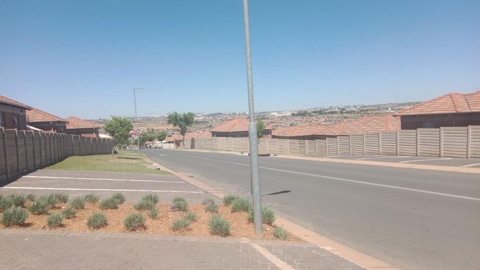 For Sale: 3-Bedroom House in Thatch Hill Estate with 24-Hour Security and Gardens.