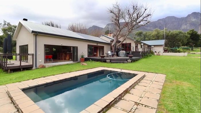 For Sale: 10ha Farm in Paarl Rural with equestrian facilities and irrigation rights.