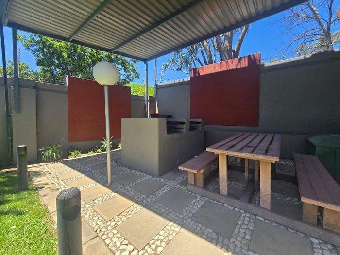 For Sale: 2-Bedroom Apartment in Sunninghill with Private Garden and Complex Amenities.