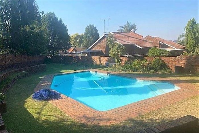 Buccleuch Townhouse For Sale: 1 bed, private garden, pool, 24-hour security.