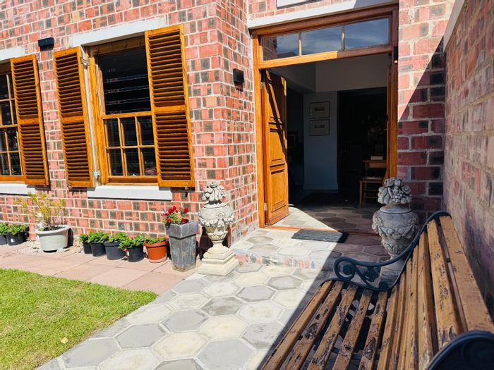 House to Rent in Onrus: 3 beds, sea views, garden, close to beach.