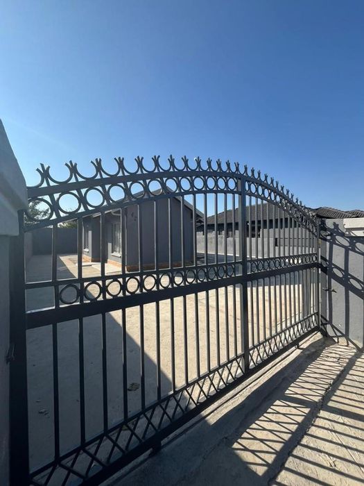 House for Sale in Tlhabane West: 2 Bedrooms, 1 Bathroom, 311 m² Land.