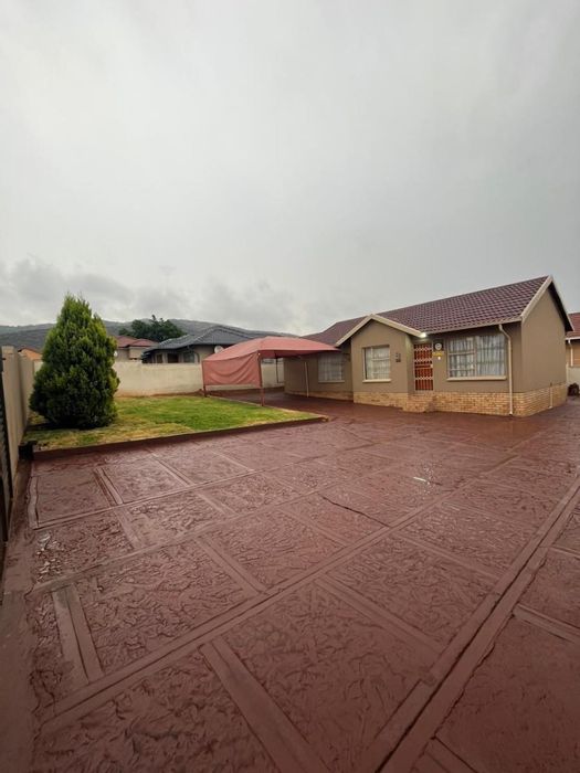 For Sale: House in Tlhabane West with 3 bedrooms, 2 bathrooms, spacious yard.