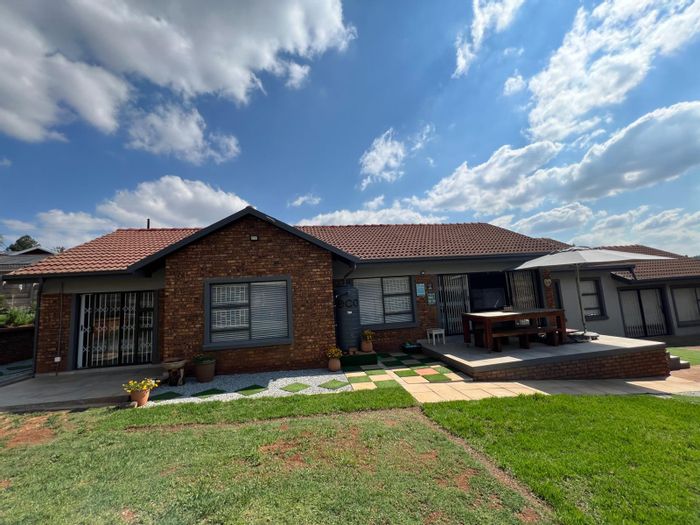 Zwartkop House For Sale: 4 Bedrooms, Pool, Garden, Double Garage, Security Features.