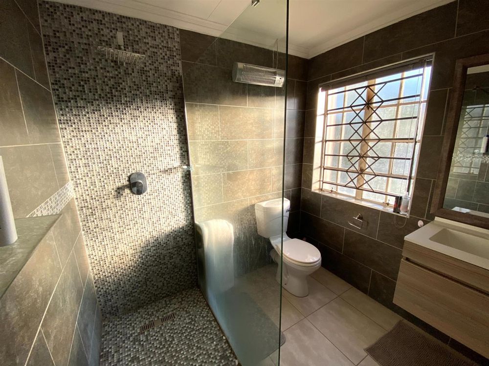 main en-suite bathroom