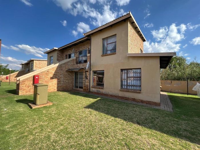 Bonanne Townhouse For Sale: 2 bedrooms, secure community, automated garage, balcony.