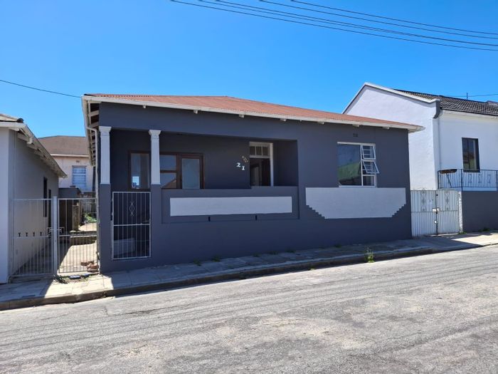 3-bedroom house in Sydenham to rent, featuring security gates and prepaid electricity.