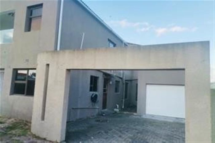 7 Bedroom House with Granny Flat For Sale in Mandalay, ample parking and prime location.