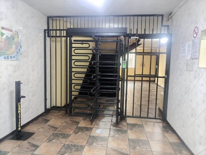 2 Bed, 1.5 Bath Apartment For Sale in Florida with secure parking and open-plan living.