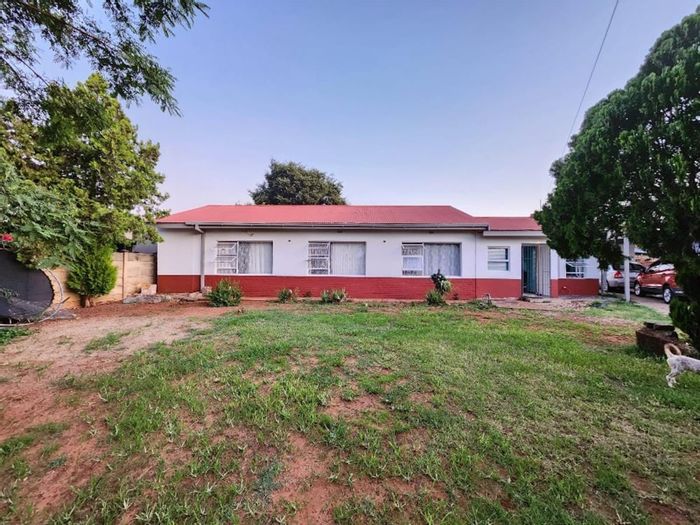 Heuwelsig House For Sale: 3 Bedrooms, pool, braai, staff accommodation, secure.