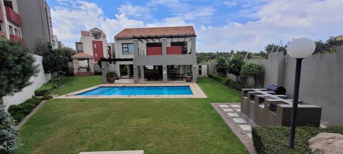 Sunninghill House For Sale: 24-hour security, pool, clubhouse, garden access.