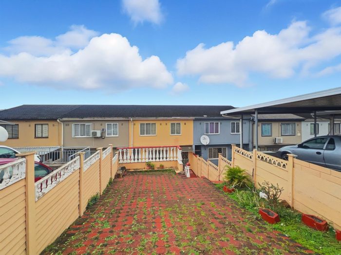 For Sale: House in Northcroft with 3 bedrooms, secure parking, and pet-friendly yard.