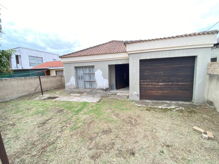 House for sale in Tekwane: 3 beds, 2 baths, garage, great potential.