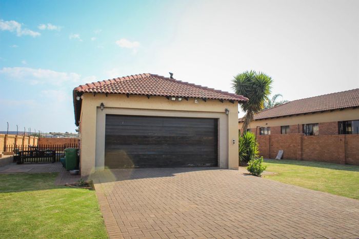 Aerorand House For Sale: 3 bedrooms, pool, energy-efficient features, double garage.